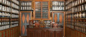 Interior de la farmàcia barroca de l'antic hospital de Santa Caterina